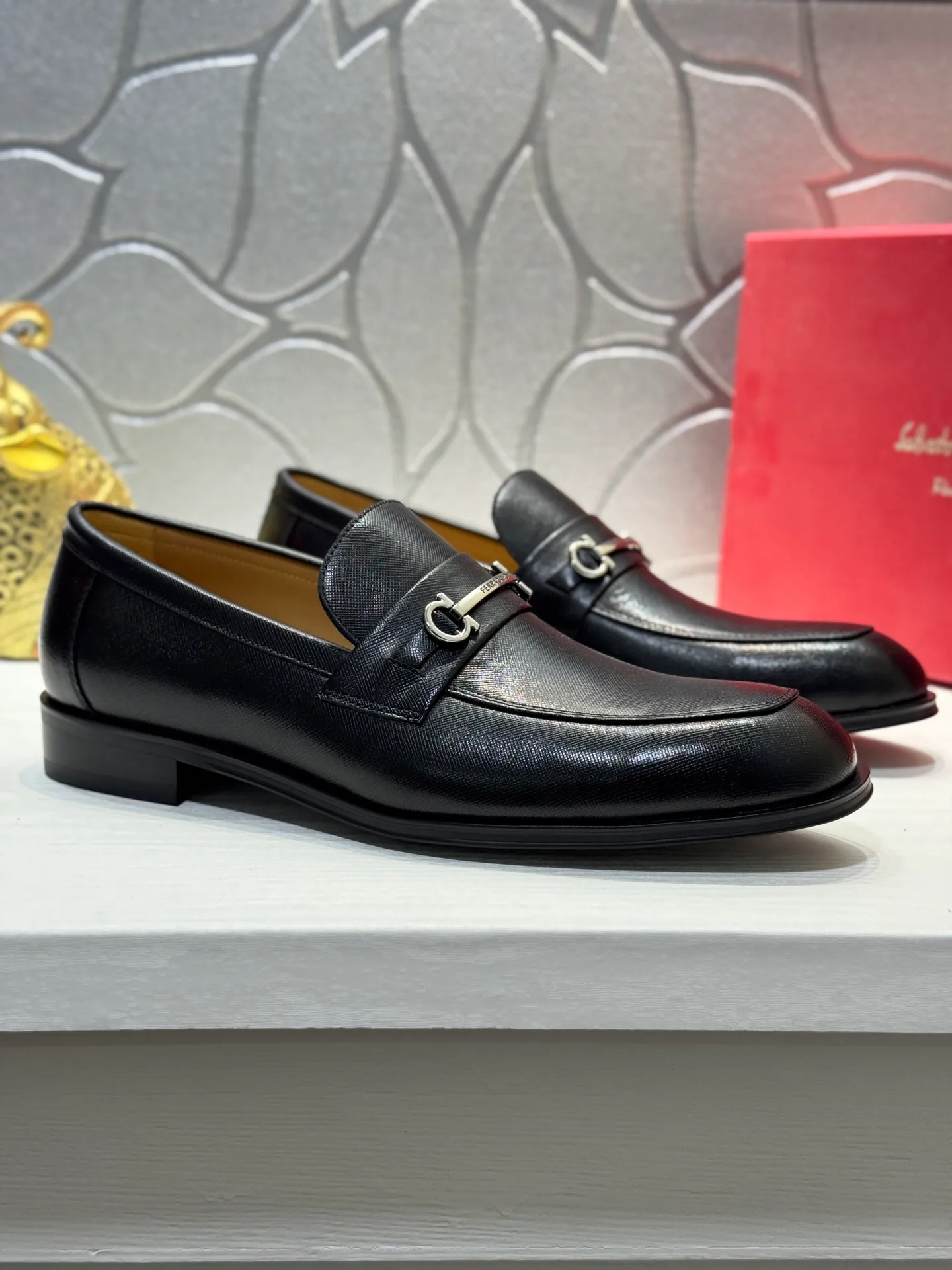 Men's shoes 💰460 Ferragamo [Ferragamo] top imported suit men's shoes 💯Original copy of the official website, product materials: selected imported embossed calfskin + luxury hardware buckle accessories ~ imported water-dyed cow 🐂 leather lining. Strong three-dimensional visual effect, original combination outsole, multiple colors available😘 Size: 39-44 (38.45.46.47 customized YS)